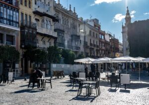 La plaza de San Francisco, en el primer día del puente de la constitución, donde debido a las restricciones impuesta por la Junta de Andalucía debido a la pandemia del Covid-19, la ciudad se ha quedado sin turistas. / Foto: Archivo / Eduardo Briones. / Europa Press.