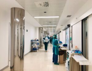 Profesionales sanitarios en el Hospital Clínico Virgen de la Victoria de Málaga. / Foto: Archivo / Junta de Andalucía. / Europa Press.