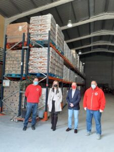 La subdelegada del Gobierno en Huelva, Manuela Parralo, en las instalaciones de Cruz Roja. / Foto: Subdelegación del Gobierno en Huelva. / Europa Press.