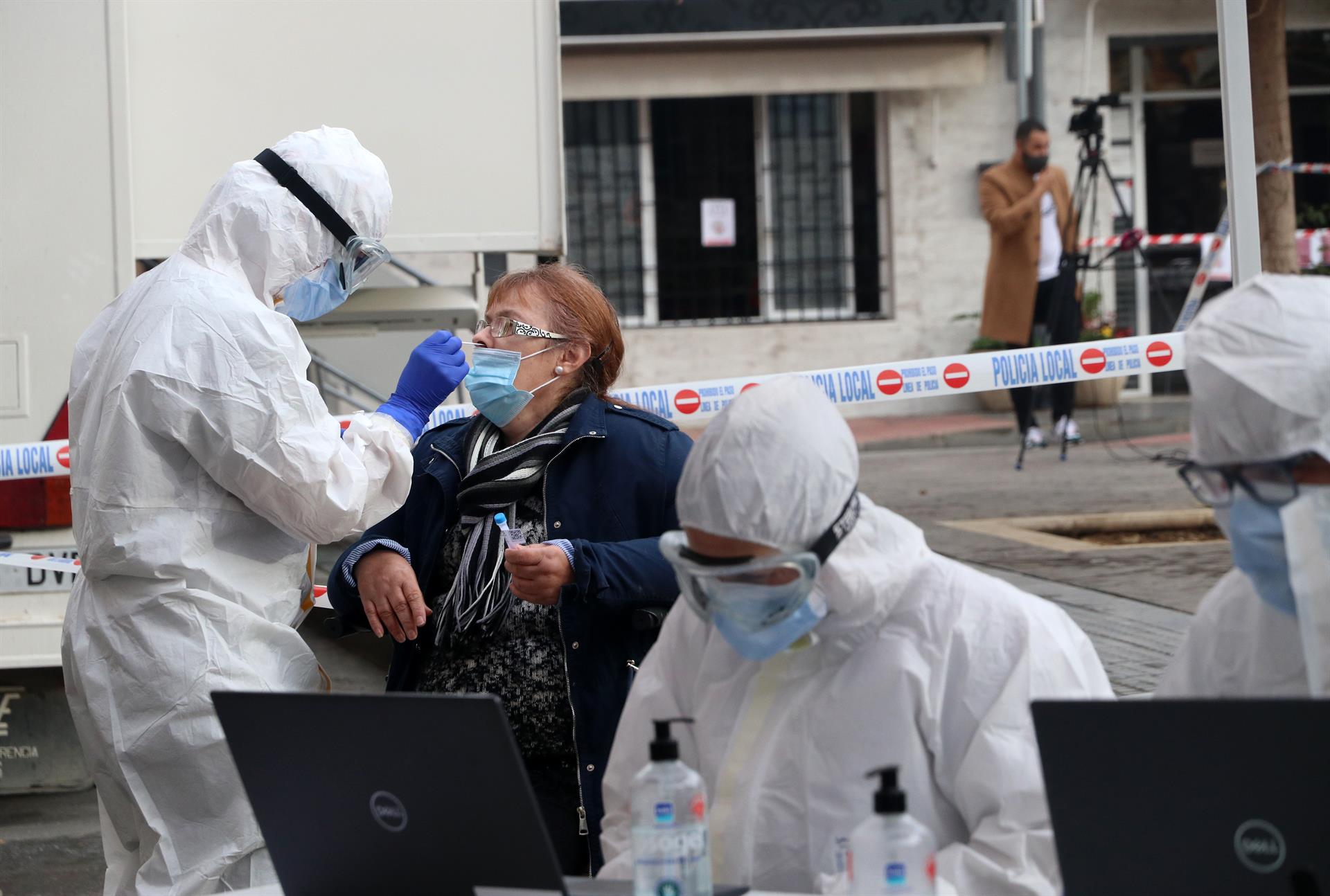 Sanitarios de la Junta de Andalucía, haciendo los test rápidos de antígenos PCR, en un cribado masivo en la barriada malagueña de La Luz. / Foto: Álex Zea. / Europa Press.