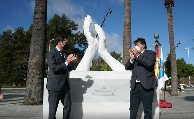 Juanma Moreno durante la inauguración de la de la escultura homenaje a todos los sanitarios de Huelva. / Foto: Junta de Andalucía.