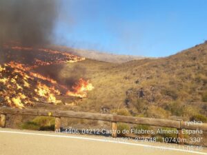 Dos aviones anfibio se incorporan a la extinción de un incendio en Castro de los Filabres