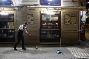 Málaga, Dos Hermanas y Sanlúcar cerrará su actividad no esencial para frenar al covid-19