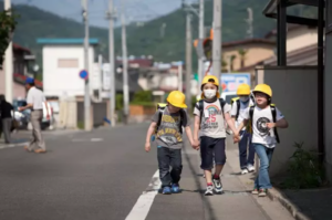 Niños pasean por Fukushima. / Foto: Jeremy Sutton / Europa Press.