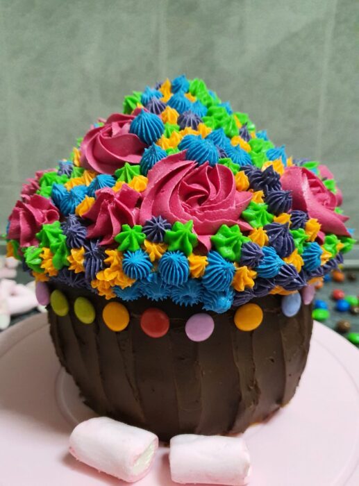 Cómo preparar un delicioso y colorido cupcake gigante