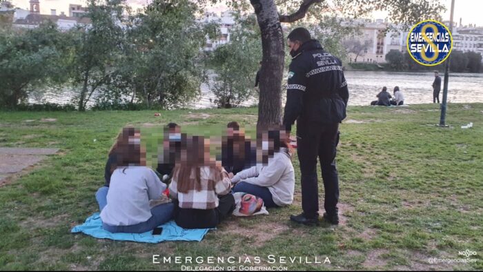 Denunciados 60 jóvenes en Sevilla por hacer botellón en la zona de Capote