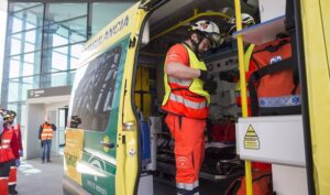 Evacuan a una mujer y su pequeño tras dar a luz en su coche