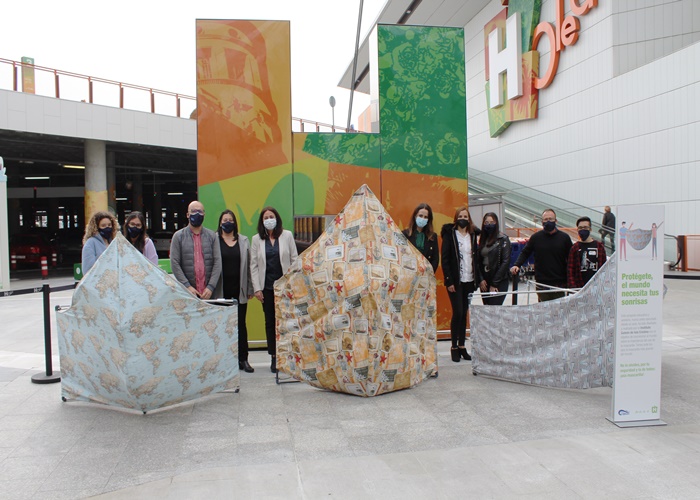 Exponen en Isla Cristina tres mascarillas gigantes para concienciar de su uso