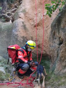 Rescatan a un perro en una cascada en Villanueva de Algaidas