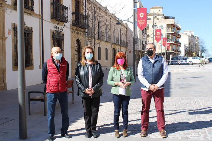 Úbeda engalana sus calles con banderolas por Semana Santa