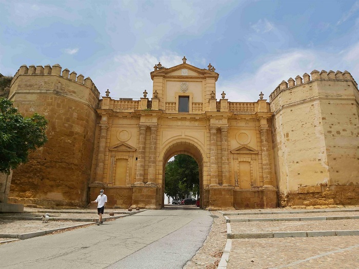 Carmona recupera las visitas a la Puerta de Córdoba y al Alcázar del Rey don Pedro