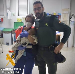 La Guardia Civil auxilia a un bebé atragantado con un plástico