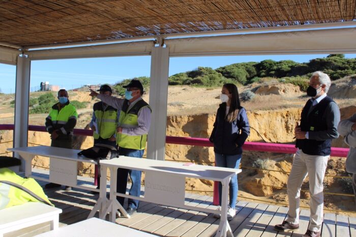 Medio centenar de personas colaboran en la retirada de manchas de la costa de Huelva