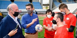 Vicente del Bosque da una sorpresa a futbolistas con discapacidad de Almería