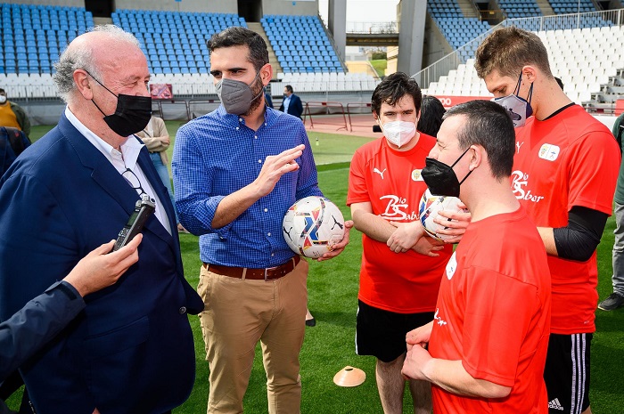 Vicente del Bosque da una sorpresa a futbolistas con discapacidad de Almería