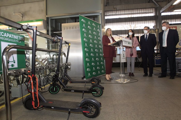 La sevillana estación de metro de Cavaleri, primera de España con recarga gratis de patinetes