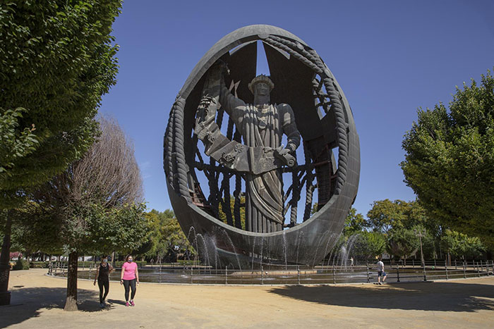 La Policía investiga el "expolio continuado" del monumento del "Huevo de Colón"