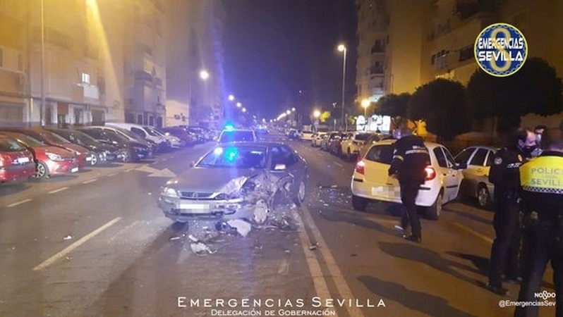 Salen ilesos de un choque frontal dos conductores en Sevilla capital