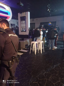 La Policía desaloja a más de medio centenar de personas de un pub sevillano