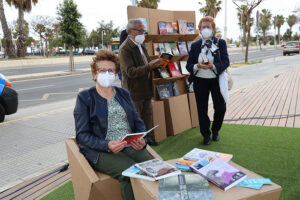 La provincia de Málaga fomenta la lectura entre sus mayores con una biblioteca itinerante