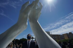 Cádiz inaugura un monumento homenaje a los sanitarios que lucharon en primera línea