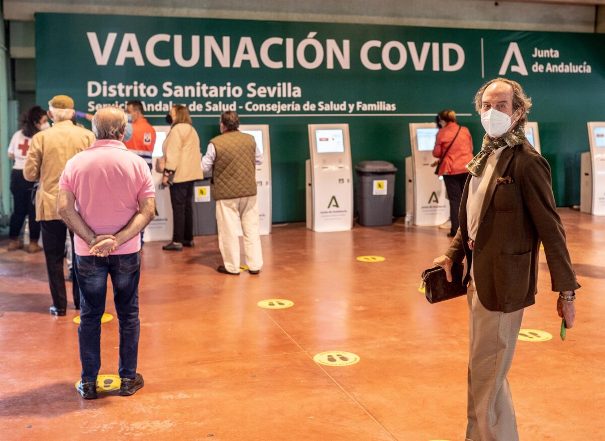 Más de 900.000 andaluces tienen completa la vacuna frente al Covid