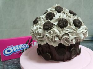 Receta para preparar este cupcake gigante de... ¡oreo!