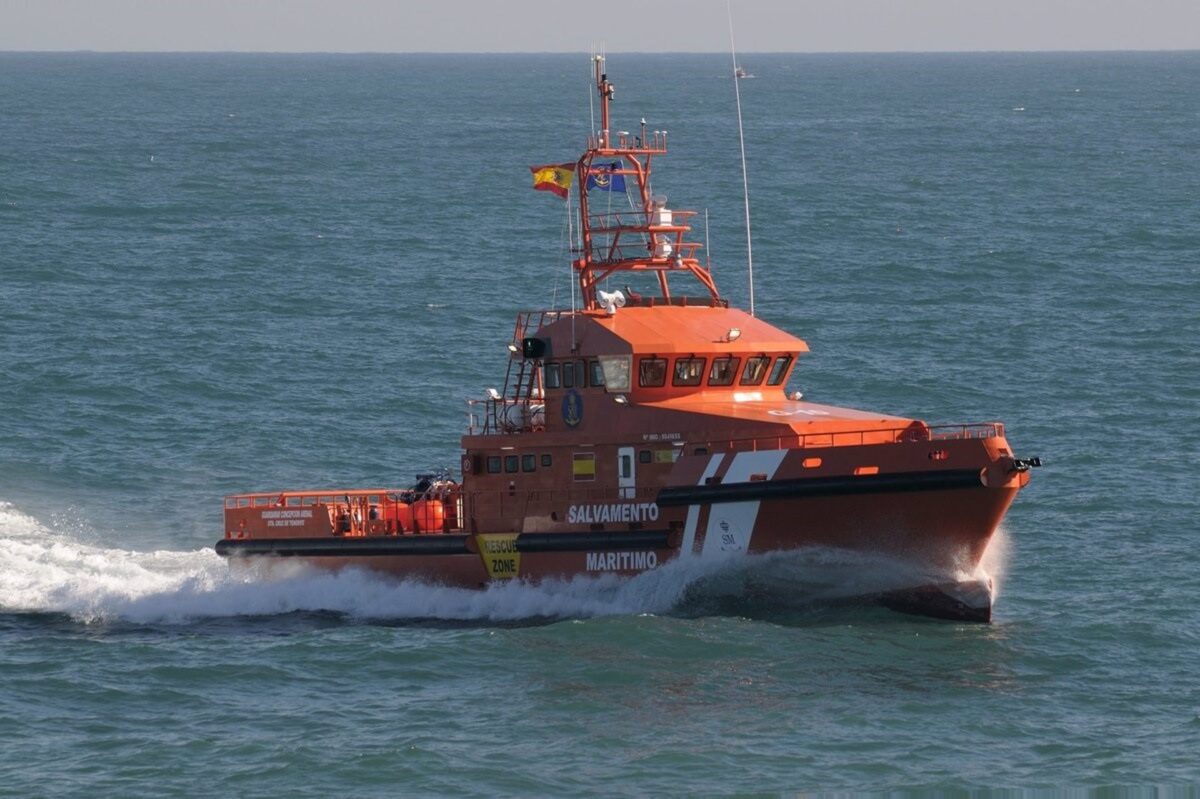 Rescatan a cinco tripulantes de un pesquero a la deriva en La Línea