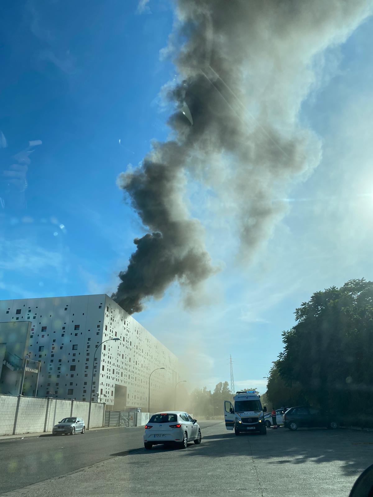 Bomberos sofocan un incendio en el Parque Joyero de Córdoba