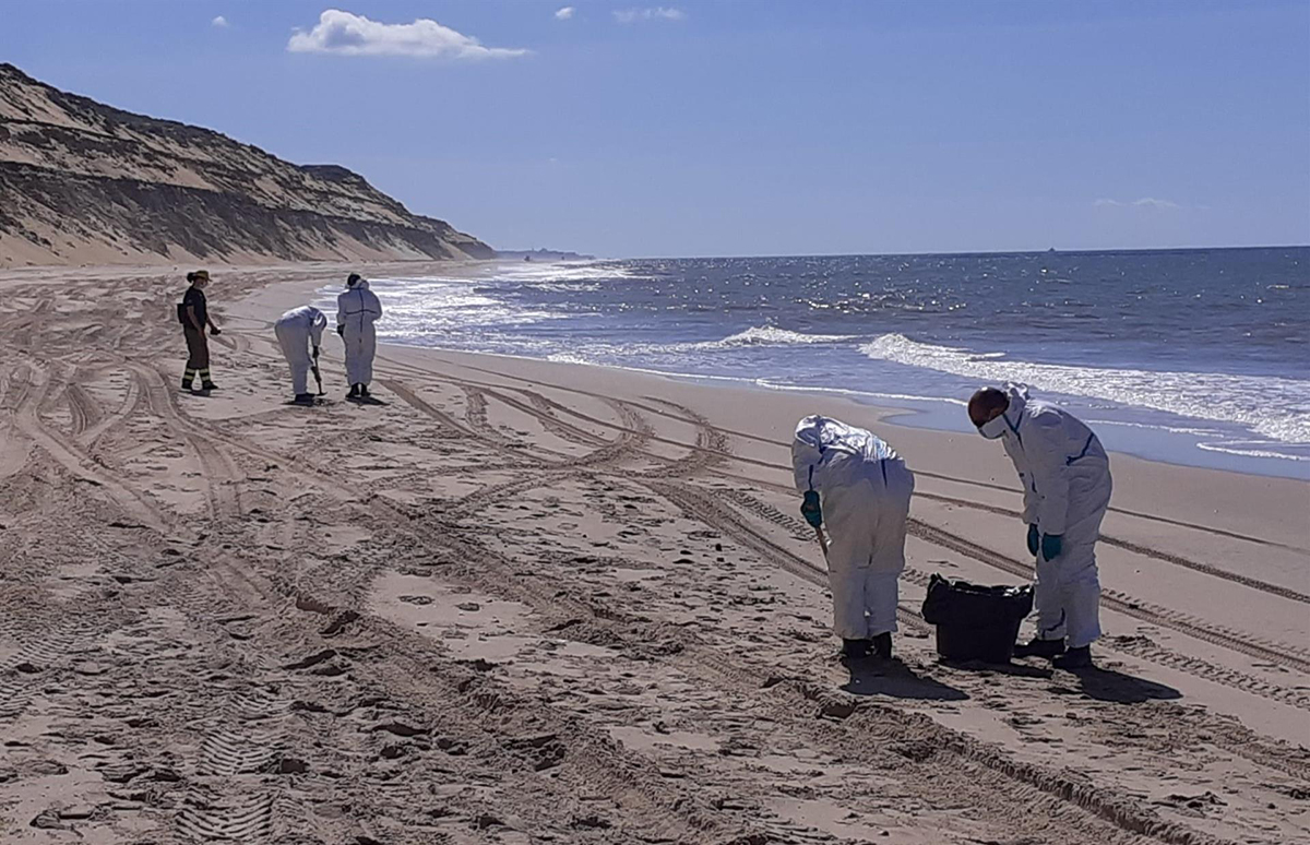 Identifican el buque causante del vertido de hidrocarburo en Huelva