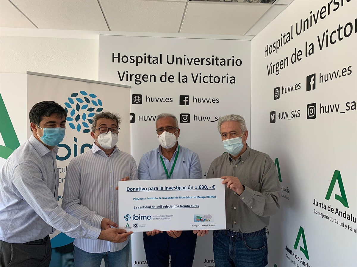 'Payasos de Hospital' hace una donación para la investigación contra el cáncer en Málaga