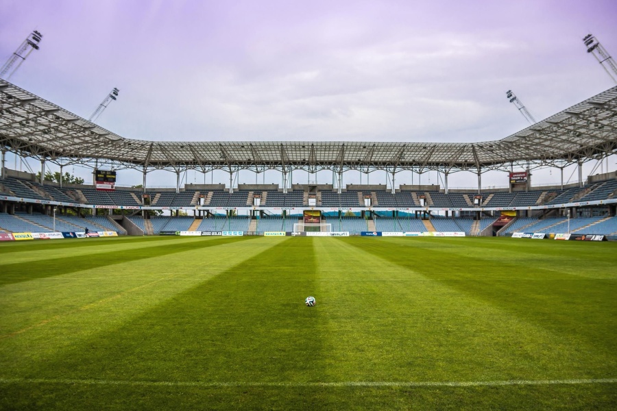 El público vuelve a los estadios de fútbol y baloncesto