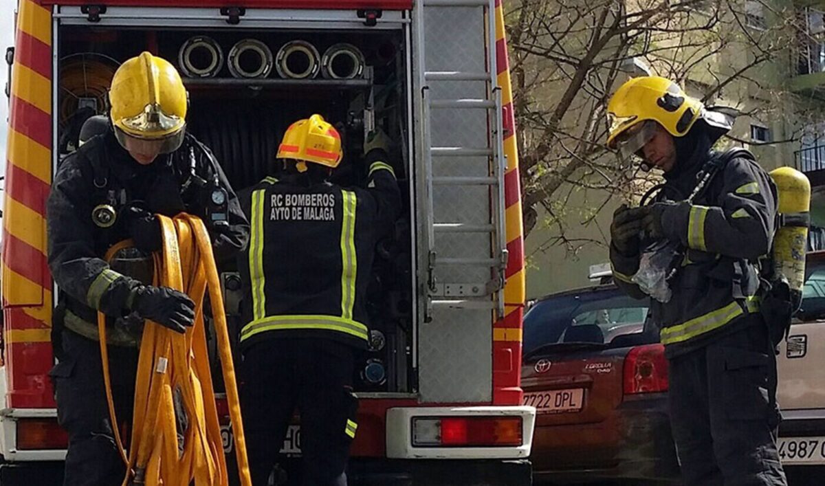 Desalojadas 12 viviendas en el incendio de un garaje de Manilva sin heridos