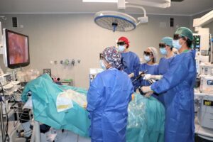 Realizan la primera extirpación de tumor de vejiga por laparoscopia en Huelva