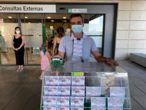 Miles de euros repartidos a las puertas del Clínico San Cecilio de Granada