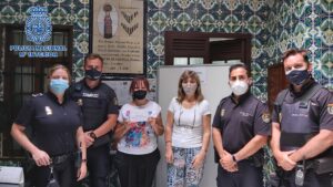 La Policía de Cádiz más solidaria, entrega un donativo a un comedor social