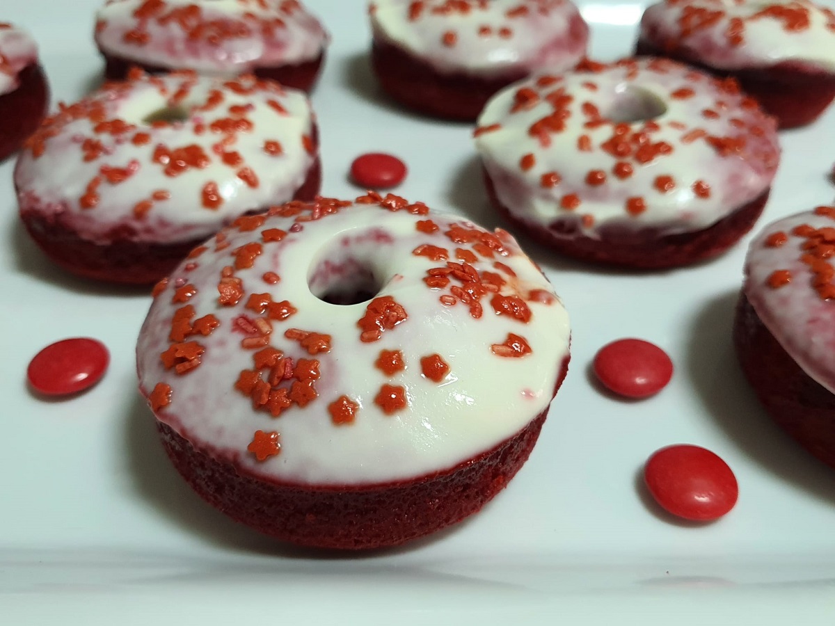 Haz en casa la versión donuts de la tarta red velvet
