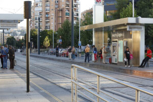 Atienden por ansiedad a una conductora tras chocar contra el metro de Granada