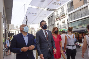 Granada coloca toldos 'modernos' que reducen la contaminación