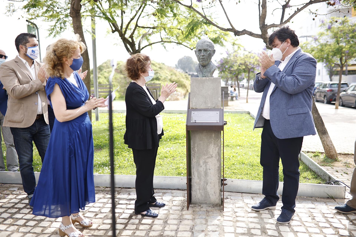 Huelva reconoce a Carmen Rovira y José Ponce Bernal con un tótem y un busto