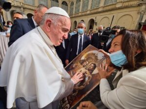 El Papa Francisco recibe un pedacito de Málaga