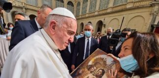 El Papa Francisco recibe un pedacito de Málaga