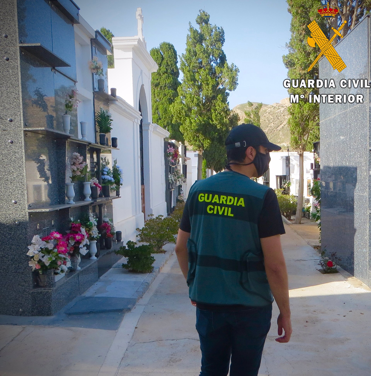 Una mujer mayor simula un robo en un cementerio tras perder el bolso