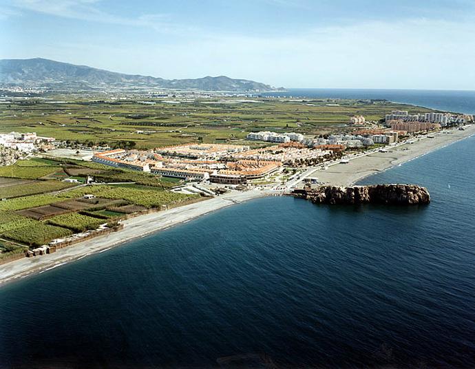 ¿Urbanas o perdidas? 11 playas de Granada donde plantar la sombrilla