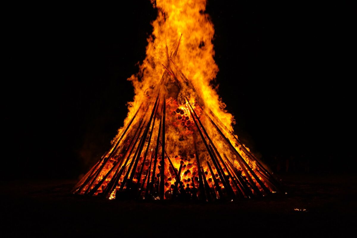 Ocho tradiciones andaluzas que no pueden faltar la noche de San Juan 2021