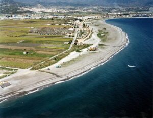 ¿Urbanas o perdidas? 11 playas de Granada donde plantar la sombrilla