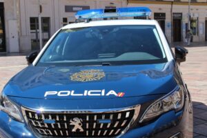 Dos policías salvan 'in extremis' a un anciano antes de precipitarse al vacío