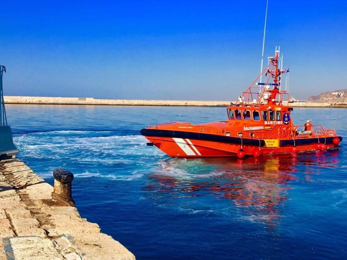 Socorren a un velero embestido por varias orcas en Barbate