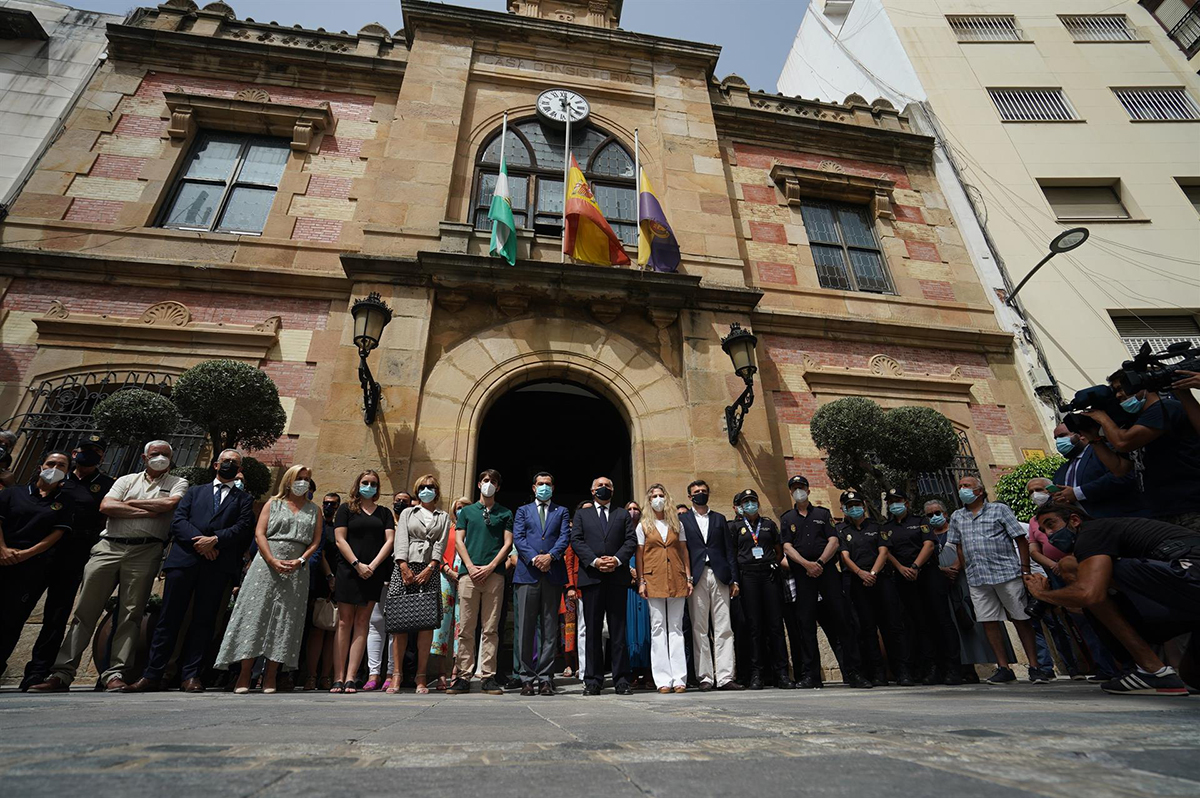 Algeciras honra con su silencio al agente de Aduanas fallecido