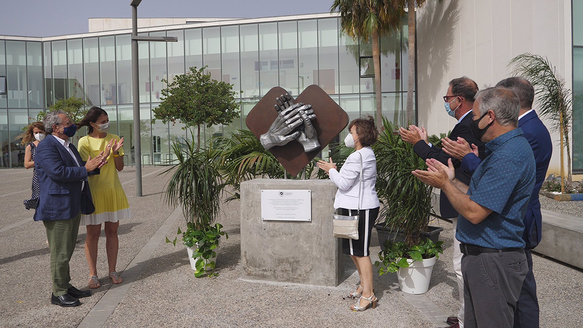 Málaga rinde homenaje en forma de escultura a sus profesionales de Enfermería